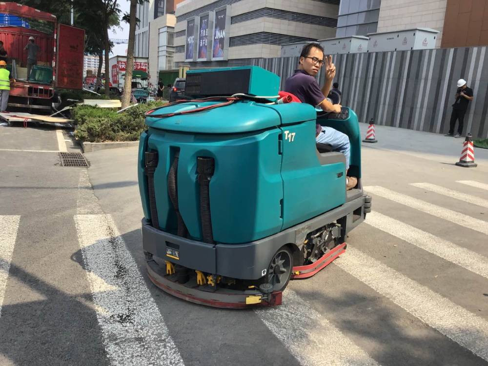 駕駛式洗地機(jī)的性能特點是什么？