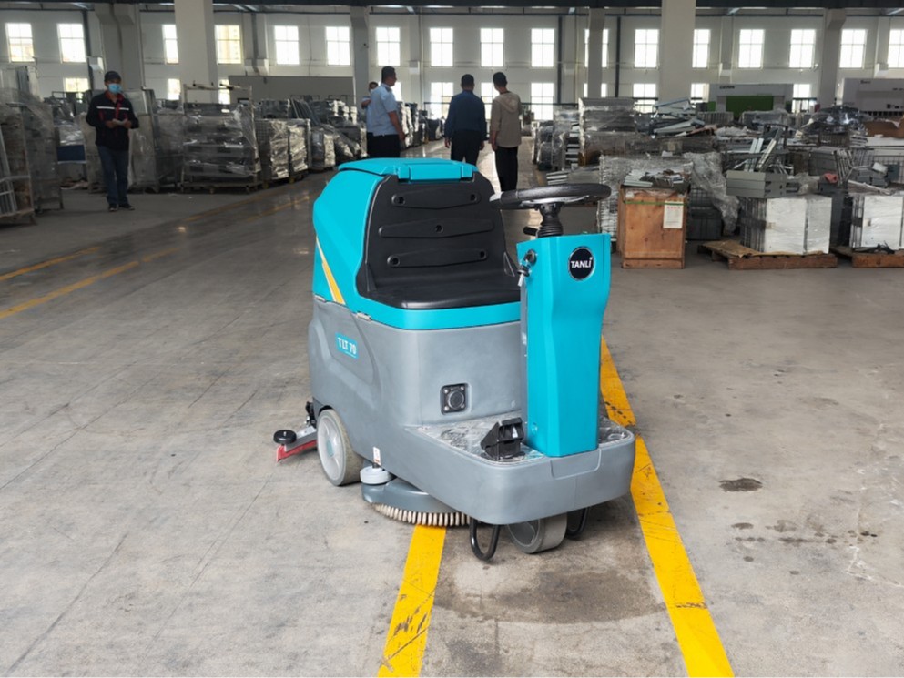 工廠車(chē)間如何根據(jù)規(guī)模大小選擇工業(yè)洗地機(jī)清潔設(shè)備
