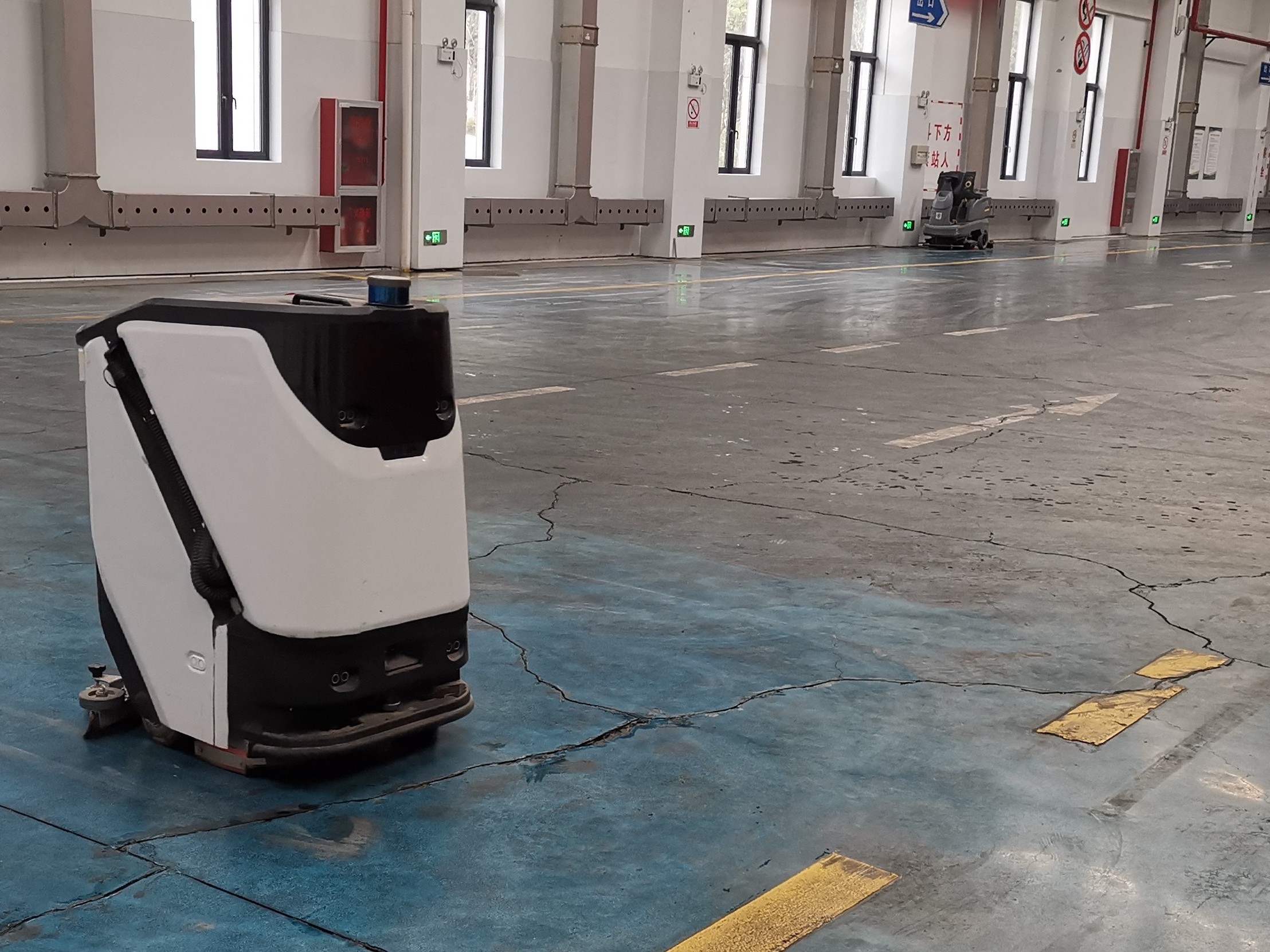 人工清潔費(fèi)時(shí)長(zhǎng)，成本高？坦力工業(yè)洗地機(jī)器人死磕“高效替代”自動(dòng)巡航清掃油污粉塵，一人可管多機(jī)，大幅降低人力投入